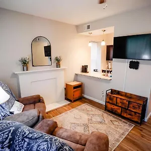  Apartment Cozy City Getaway In The Heart Of Louis!